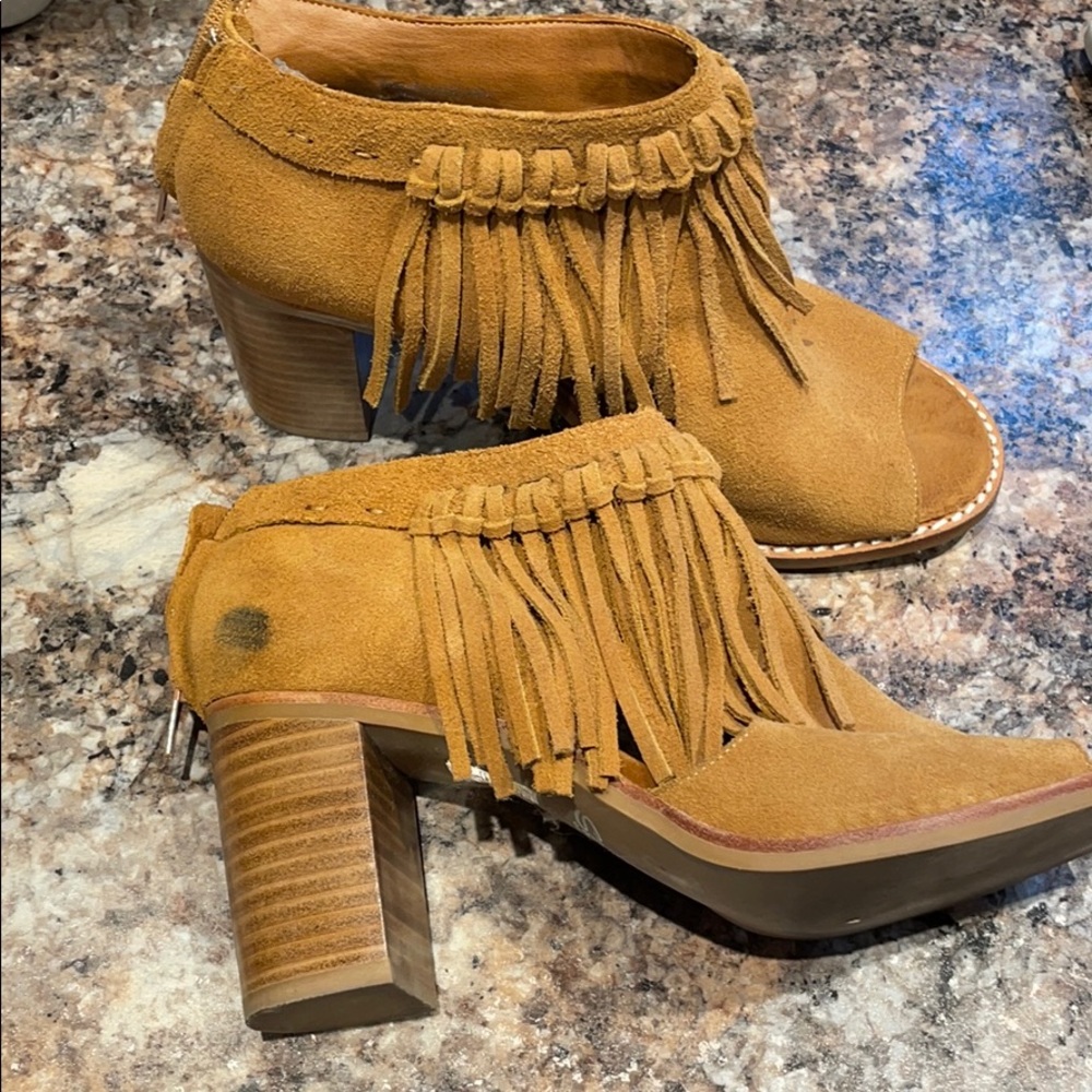 Shoes - Picture 2 of 5